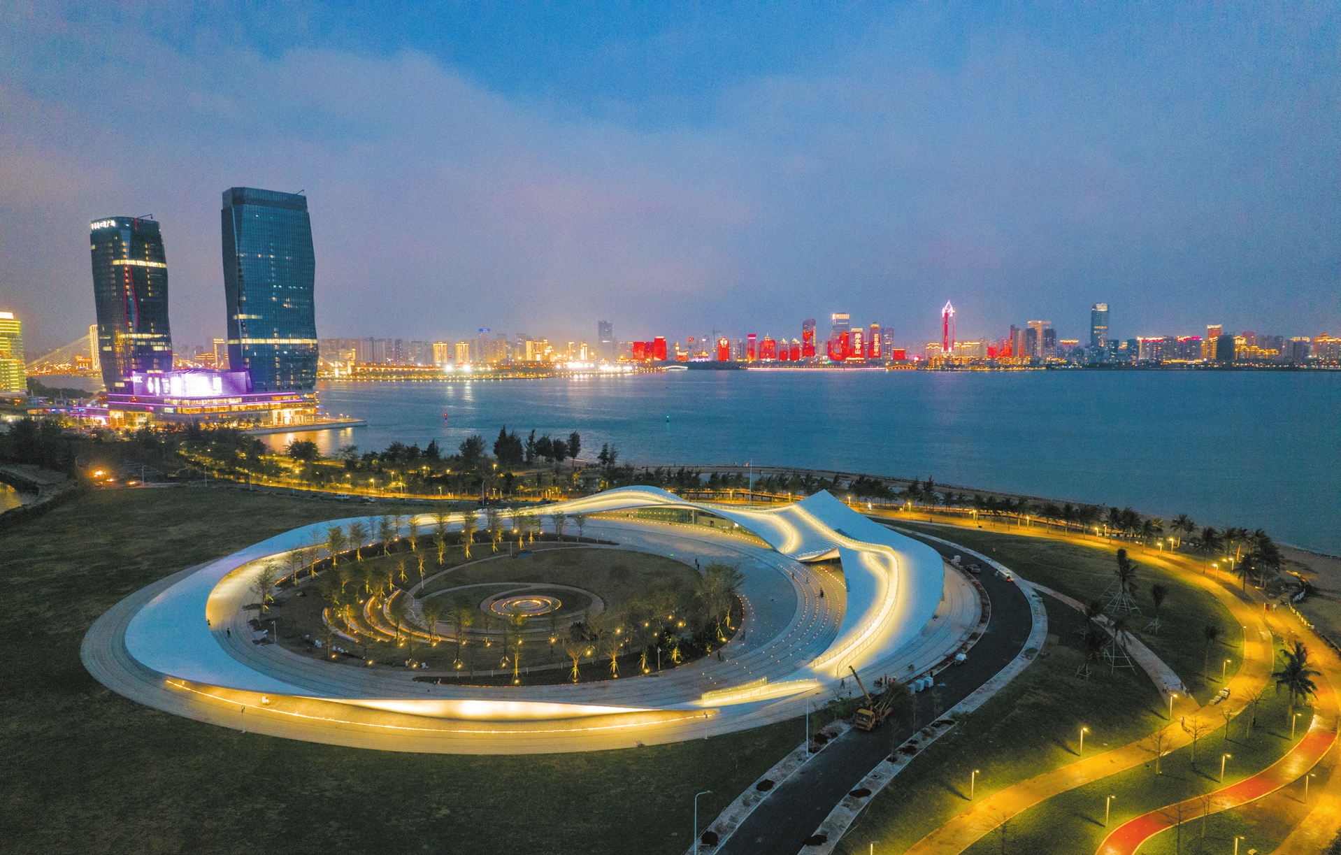 据了解,作为海口湾又一地标性建筑的"天空之山"由日本著名建筑师藤本