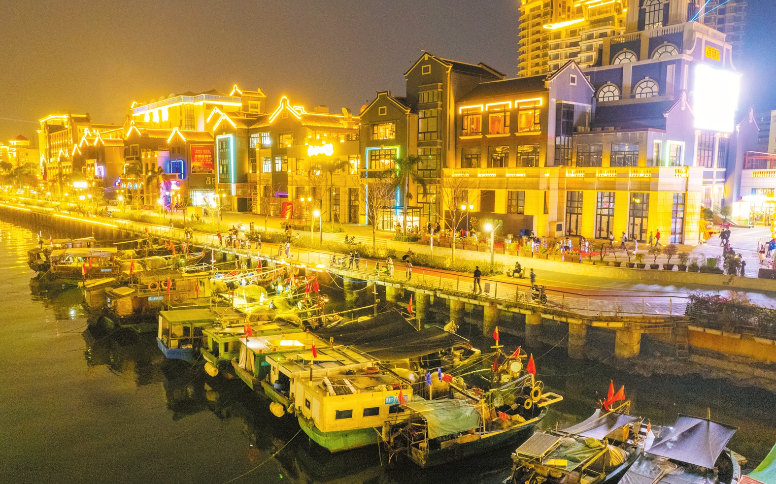 灯光璀璨的海口东坡老码头文旅商综合体项目,进一步擦亮文旅品牌.
