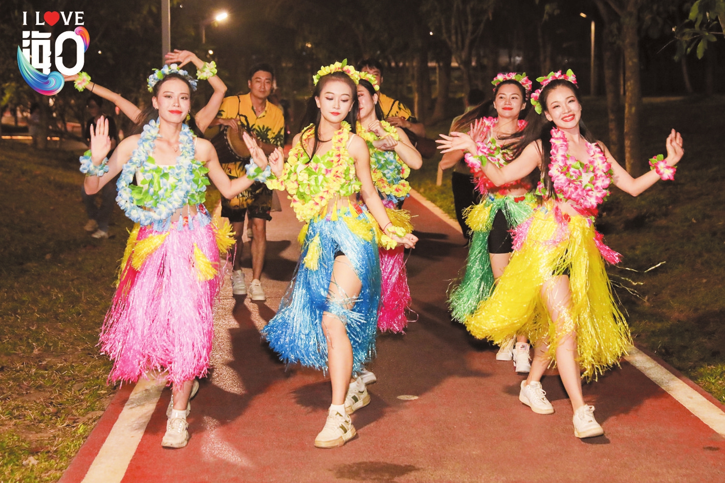 草裙舞,非洲鼓,街头杂耍,汉服巡游等街头艺术表演,让市民旅客深刻感受