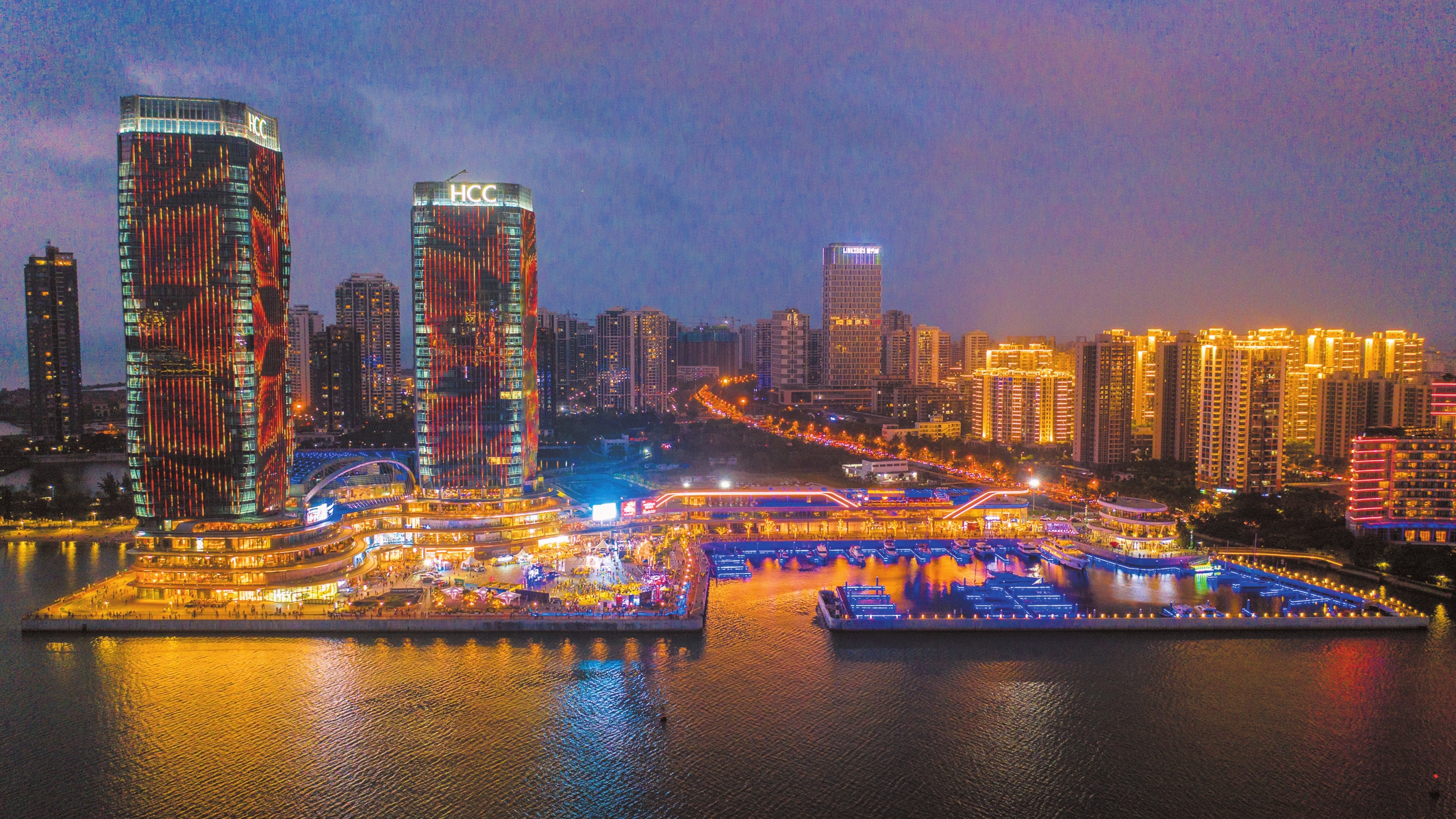 5月1日晚,华彩·海口湾广场举行的华彩之夜灯光秀,为市民游客带来了