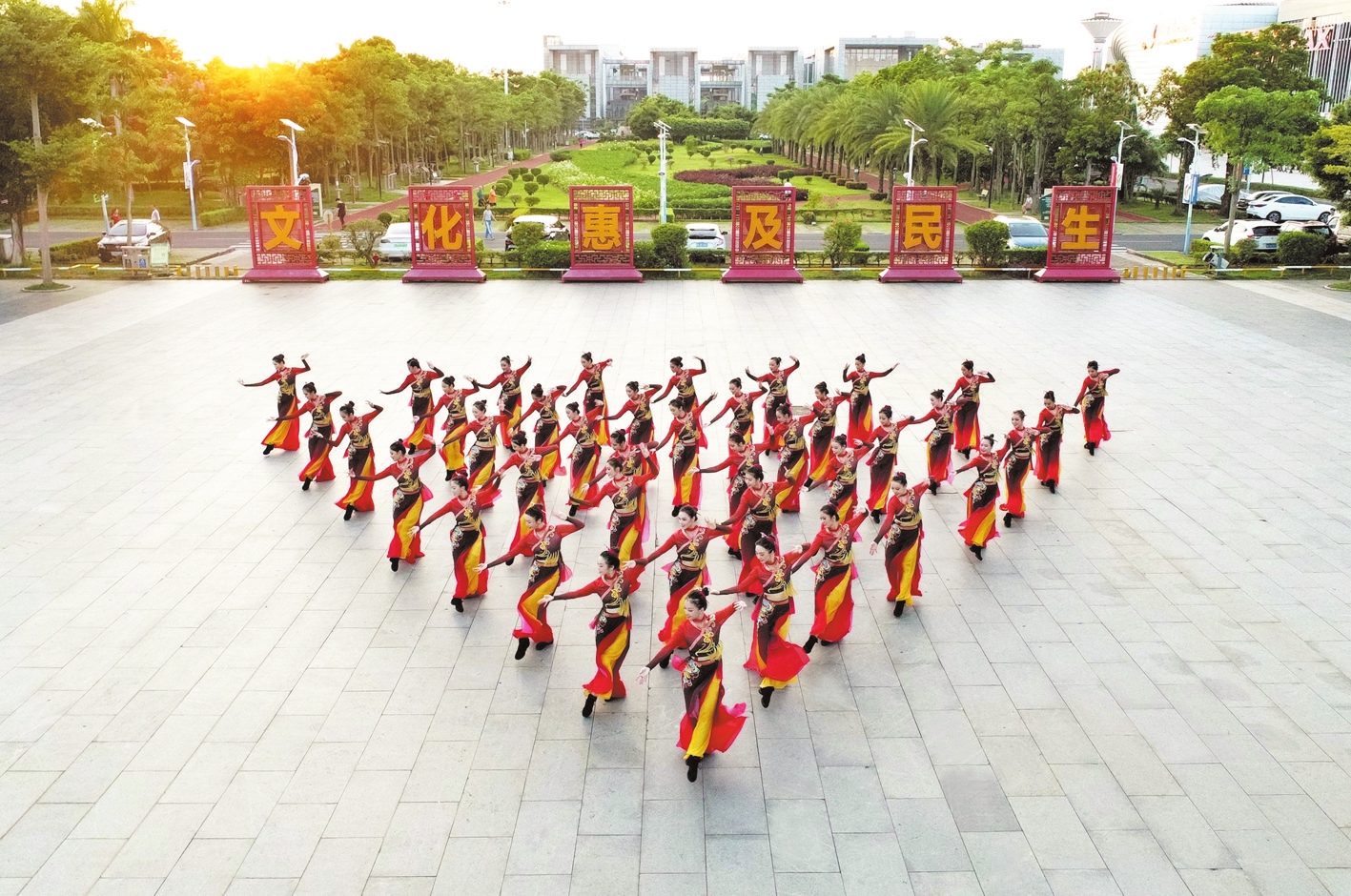 (本版图片除署名外,均为海口市群艺馆供图)《黎族彩环舞》.