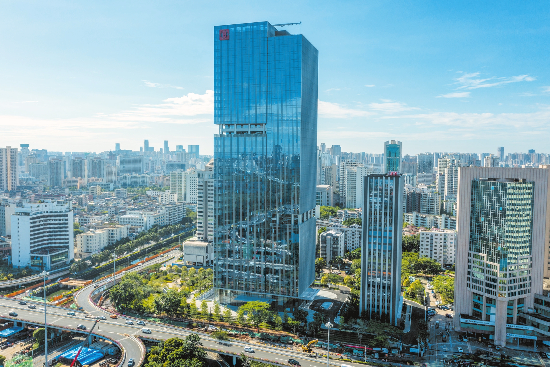 为2023年8月4日拍摄的即将投用的海口中海国际中心.