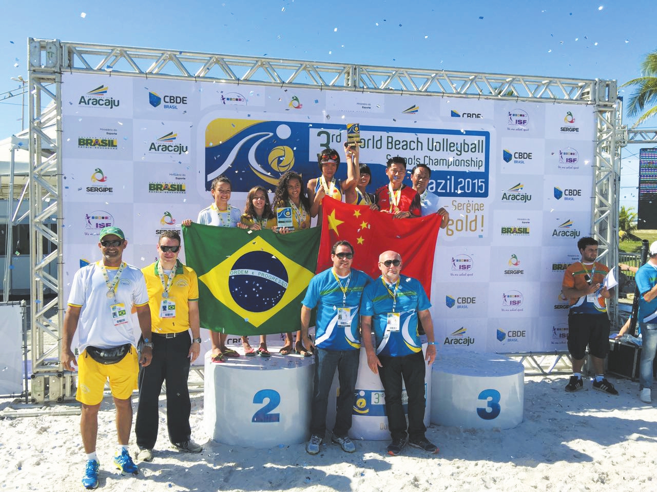 (学校供图)琼山中学女子沙滩排球队曾获得世界中学生沙排锦标赛季军.