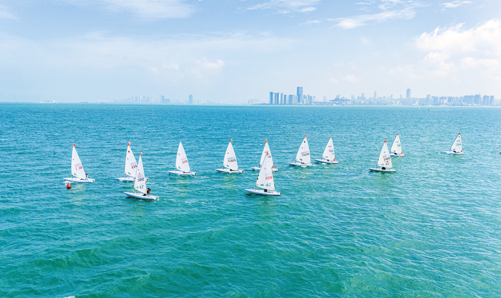 1月6日,阳光伴随着椰风,让碧海银滩的海口西海岸风景如画.