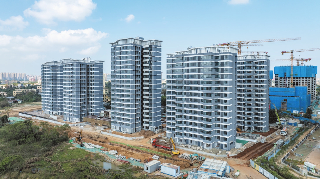 本报记者 杨 鹤 摄1月12日,远眺正在加紧施工的海口桂府佳苑安居房