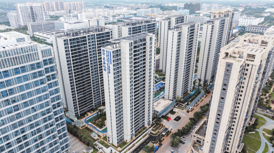 1月12日,远眺正在加紧施工的海口桂府佳苑安居房项目.