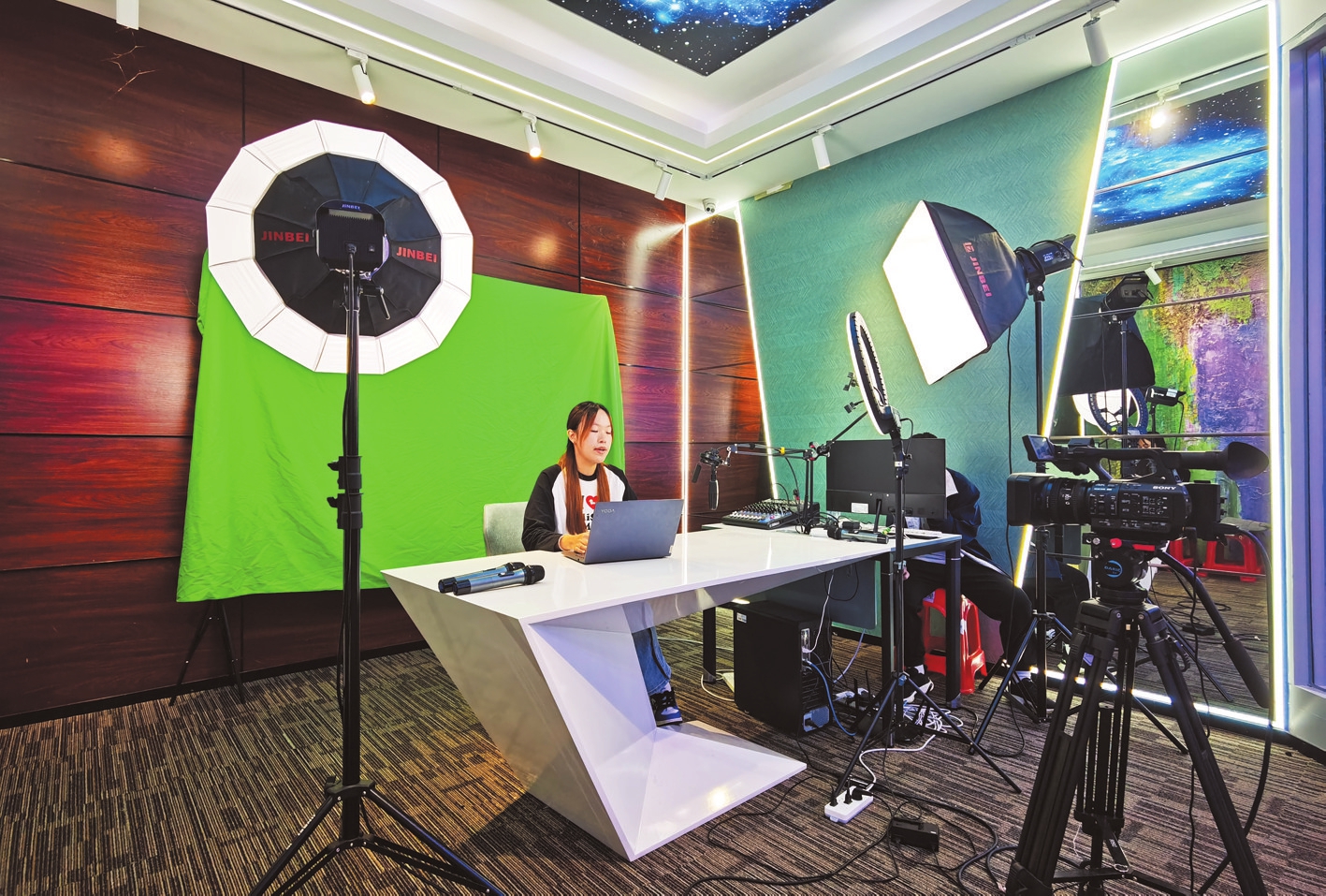 (学校供图)随着网络直播行业的快速发展,直播经济成为促进就业创业哪