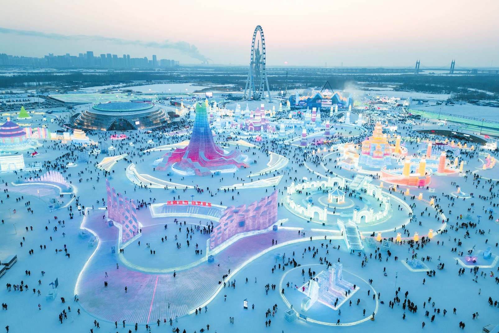 1月5日,游客在哈尔滨冰雪大世界园区内游玩(无人机照片)