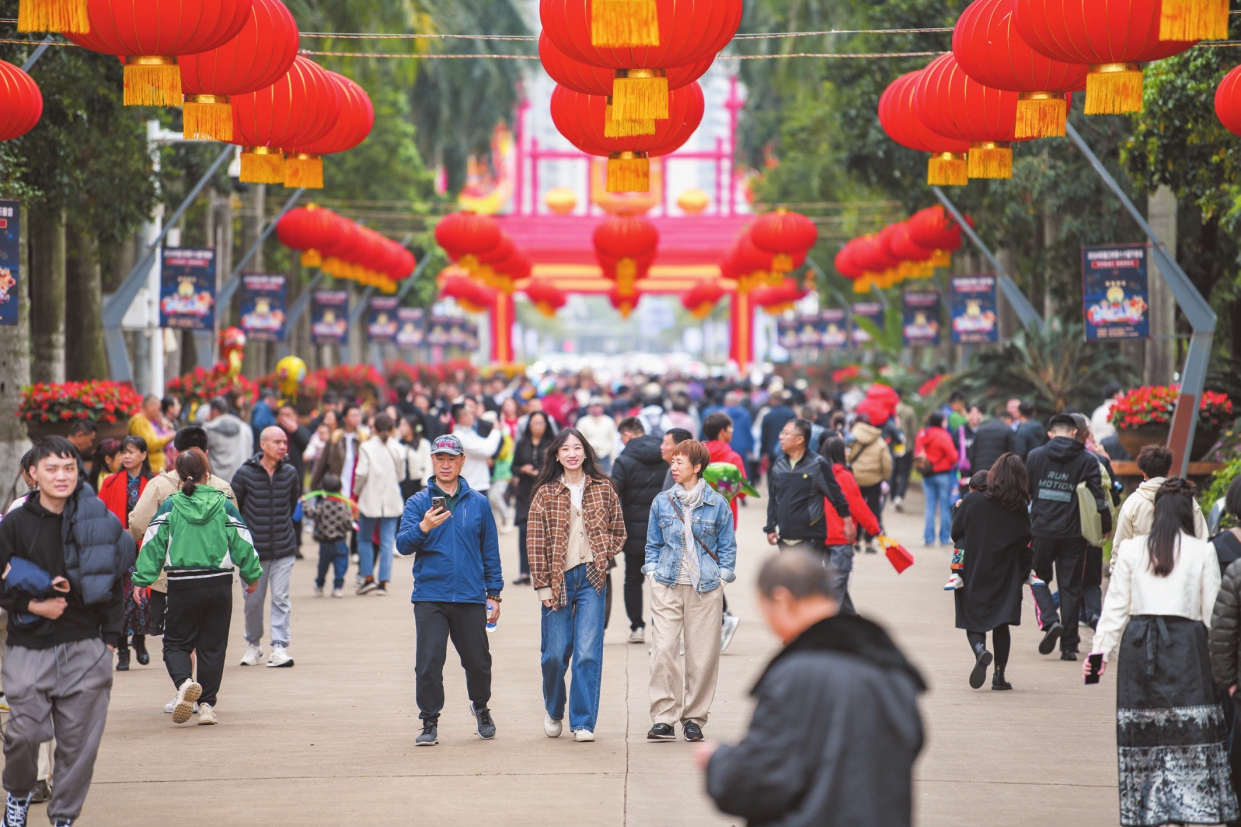 2月12日,五公祠春节夜游庙会精彩上演巡游活动.