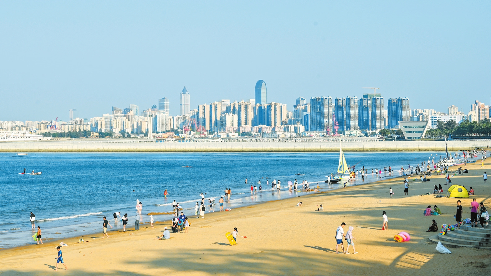 2月21日,在海口西秀海滩,小朋友正在踏浪嬉水,好不快活.