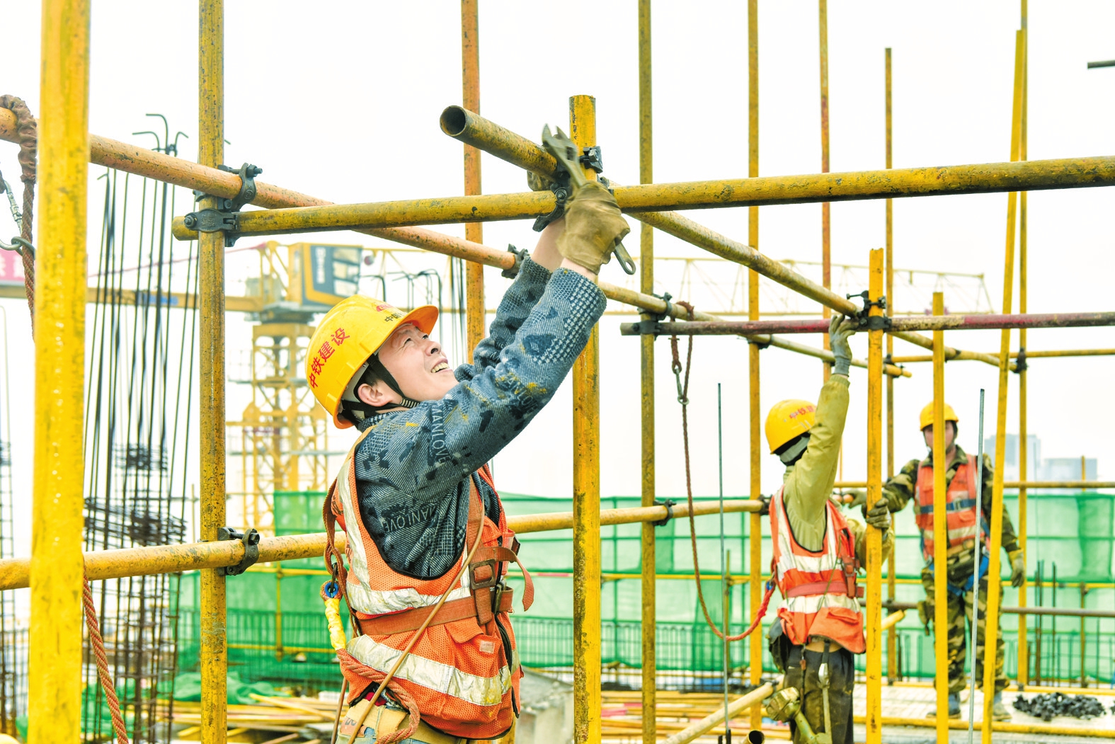 3月7日,在琼山区博雅片区(一期)城市更新项目现场,施工人员正在搭设