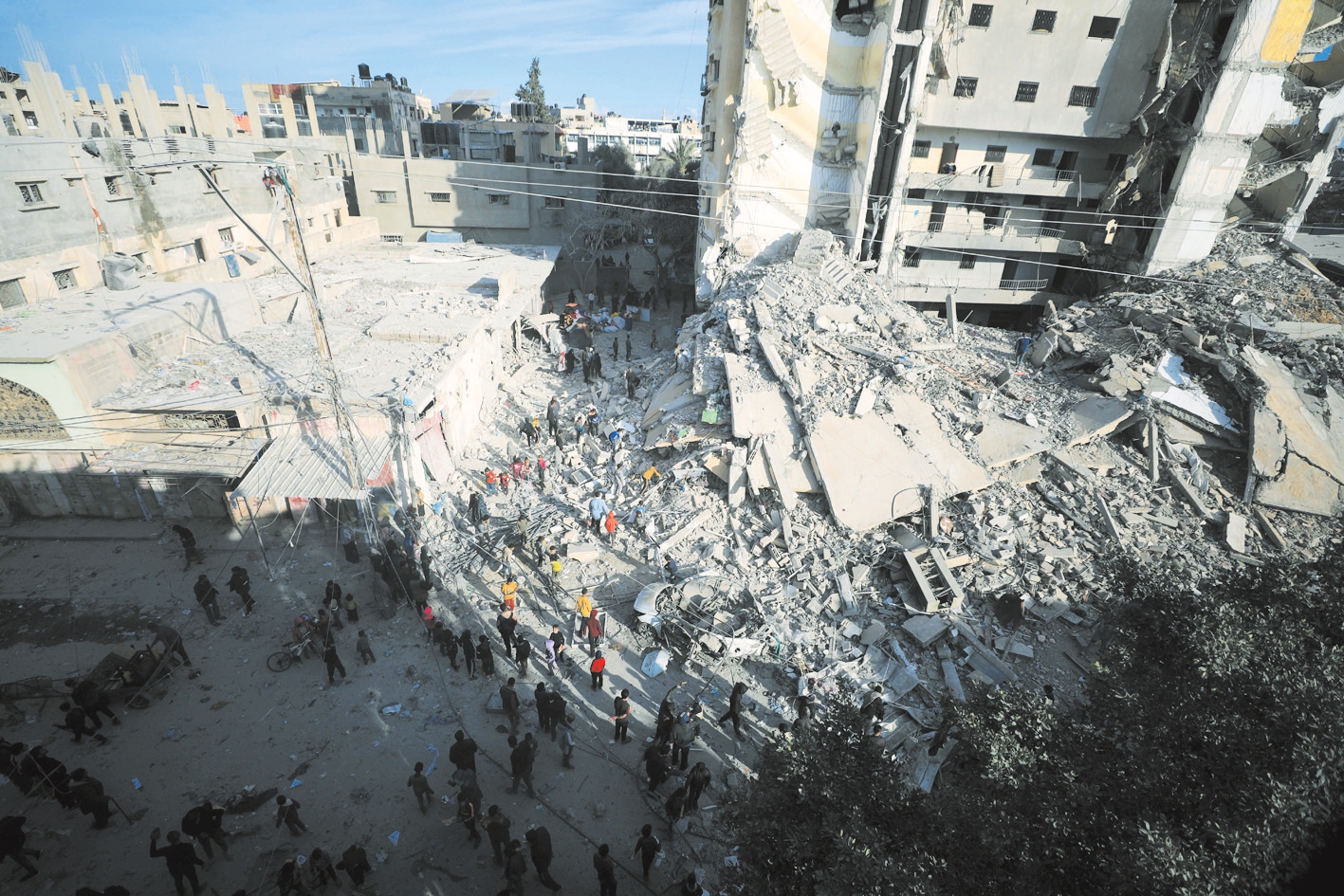 3月9日,在加沙地带南部城市拉法,巴勒斯坦人查看以军空袭后的废墟.