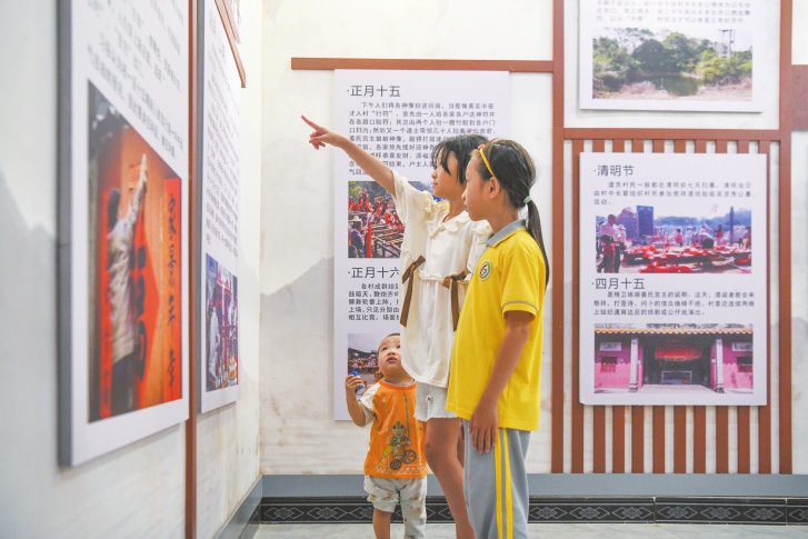 贡村村史馆内,陈列的文字和图片详细介绍了该村的风土民情,文化特色等