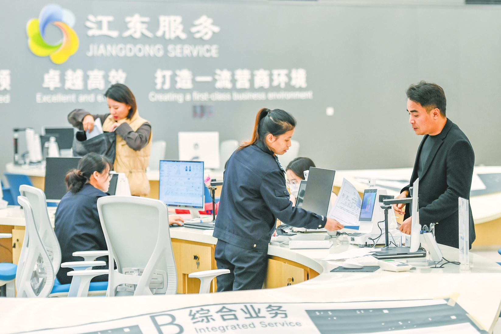 在琼山区三门坡镇红明居,中国邮政储蓄银行海口分行工作人员向种植户