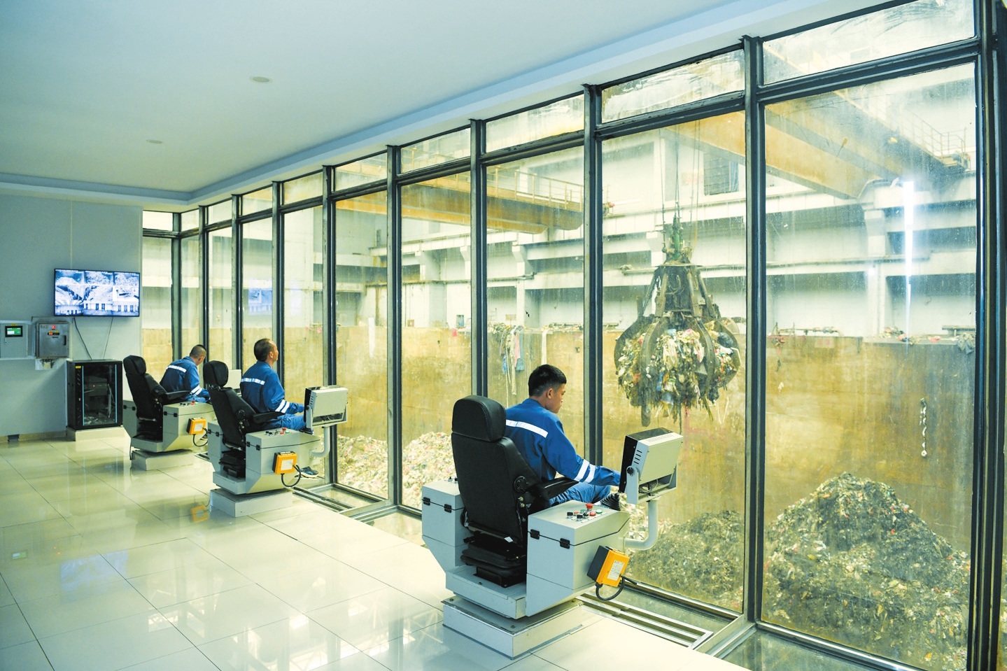 海口近160名﹃分类体验官﹄走进生活垃圾处理现场