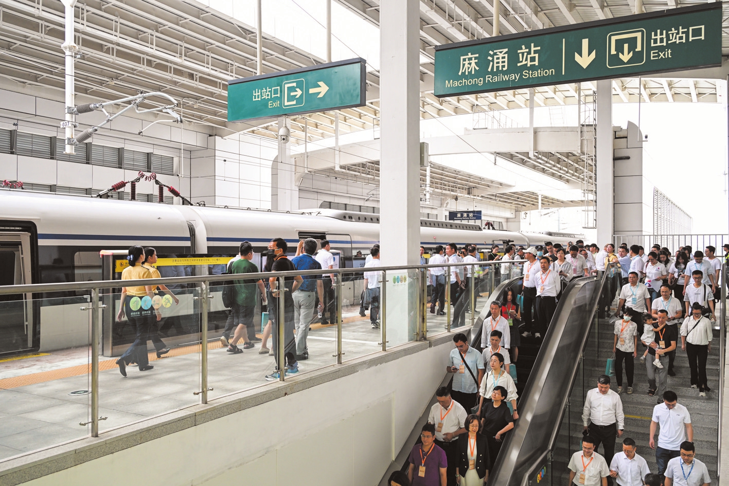 5月26日,首趟运行的佛莞城际铁路列车停靠东莞麻涌站.