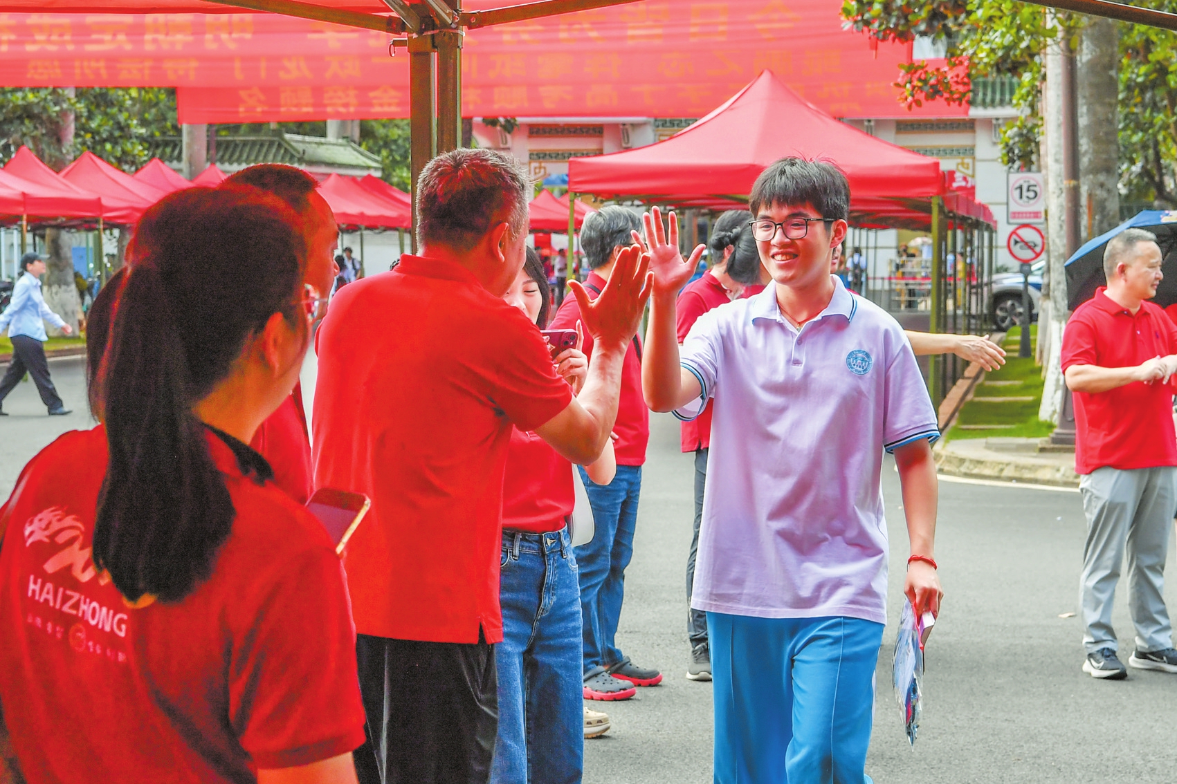 本报记者 孙士杰 摄▲6月9日,在海南华侨中学高中部考点,海口中学老师