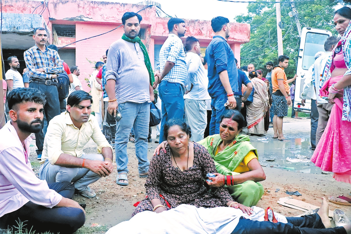 印度北方邦踩踏事故致上百人死亡