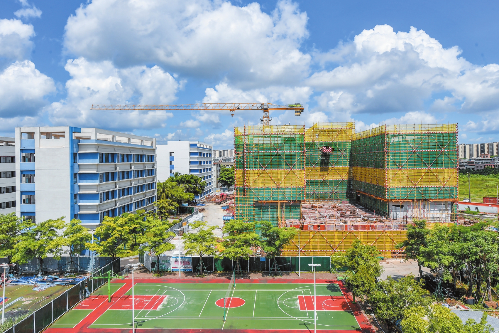 灵山中学综合科技楼主体结构封顶